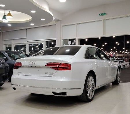 Белый Audi A8 2016 год