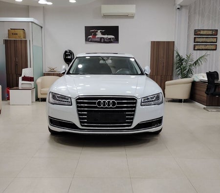 Белый Audi A8 2016 год