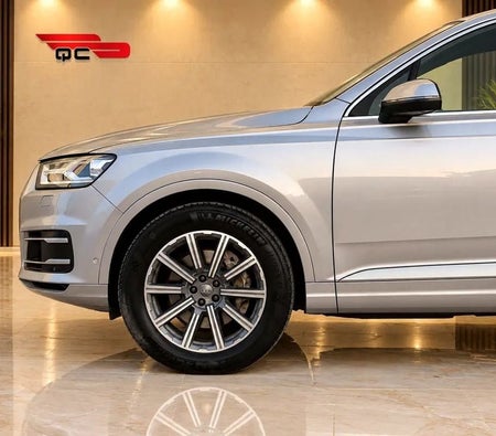 Silver Audi Q7 2018