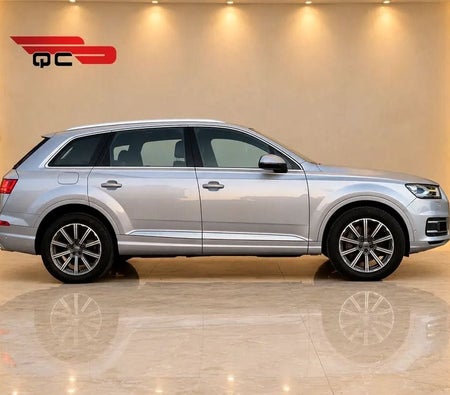 Silver Audi Q7 2018