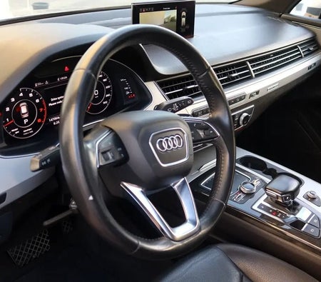 Silver Audi Q7 2018