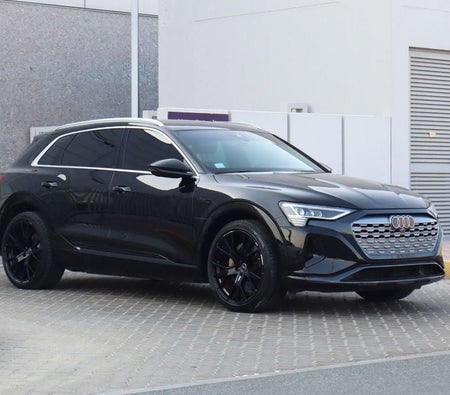 Black Audi Q8 e tron 2024