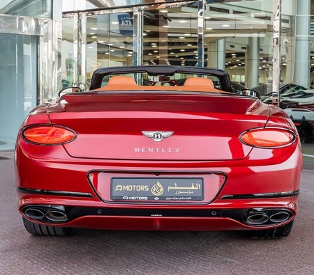 Rouge Bentley Continental 2023