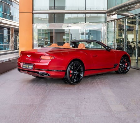 Rouge Bentley Continental 2023