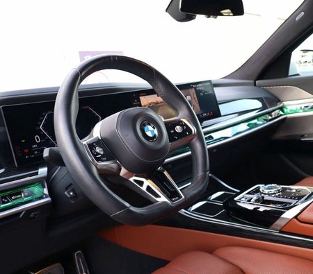 Белый BMW 735i 2023 год