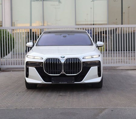 Белый BMW 735i 2023 год