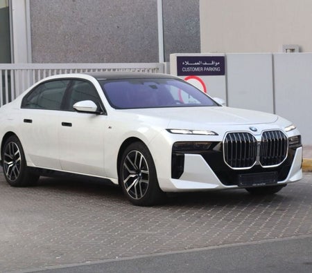 Белый BMW 735i 2023 год