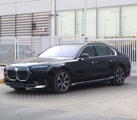 Черный BMW 735i 2025 год