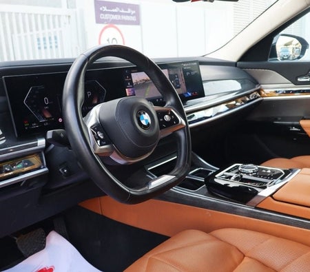 Черный BMW 735i 2025 год