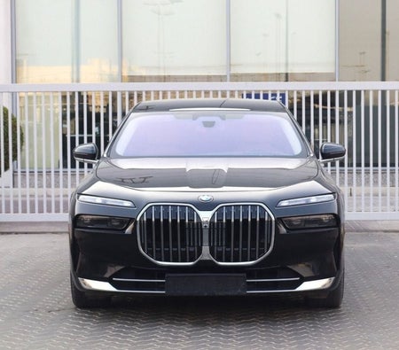Черный BMW 735i 2025 год