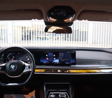 Черный BMW 735i 2025 год