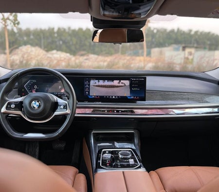 Черный BMW 735i 2025 год