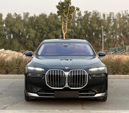 Черный BMW 735i 2025 год
