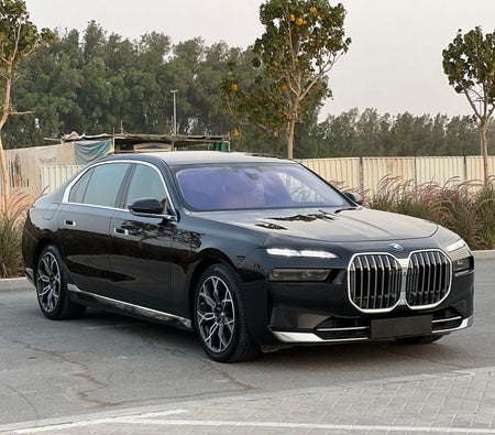 Черный BMW 735i 2025 год