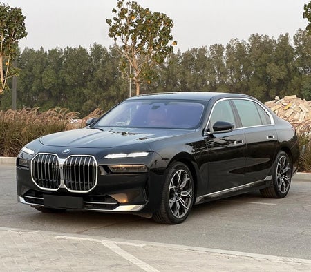 Черный BMW 735i 2025 год