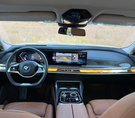 Bianca BMW 735i 2026