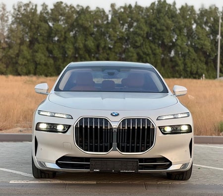 Bianca BMW 735i 2026