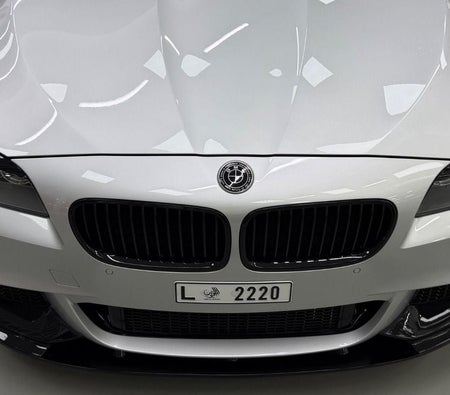 D'argento BMW M550i 2012 D'argento BMW M550i 2012