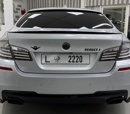 D'argento BMW M550i 2012 D'argento BMW M550i 2012
