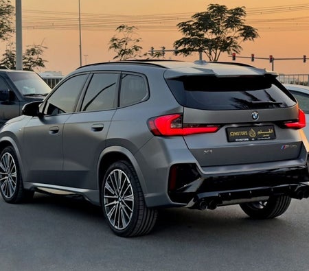 Серый BMW X1 2025 год