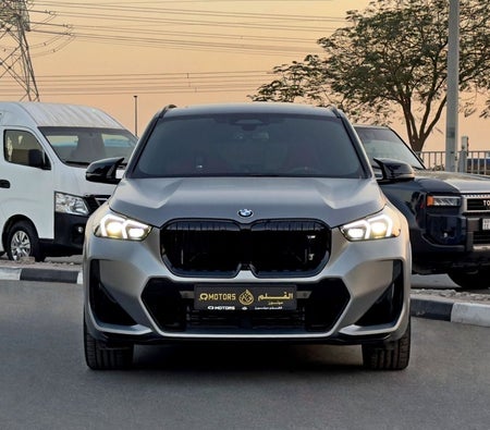 Серый BMW X1 2025 год