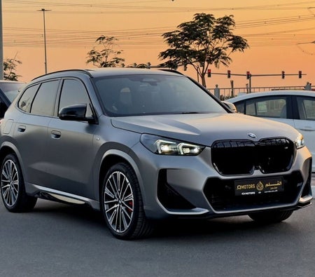 Серый BMW X1 2025 год
