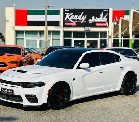 Белый Dodge Charger 2020 год Белый Dodge Charger 2020 год