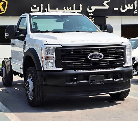 白色的 福特 F 550 2026