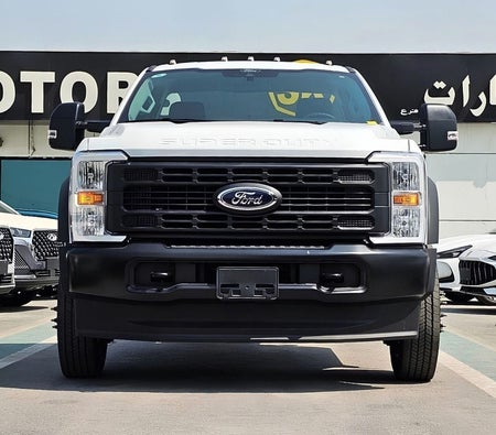 白色的 福特 F 550 2026