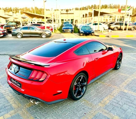 Красный Ford Mustang 2019 год Красный Ford Mustang 2019 год