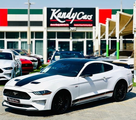 Белый Ford Mustang 2021 год Белый Ford Mustang 2021 год
