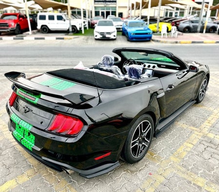 Черный Ford Mustang 2021 год Черный Ford Mustang 2021 год