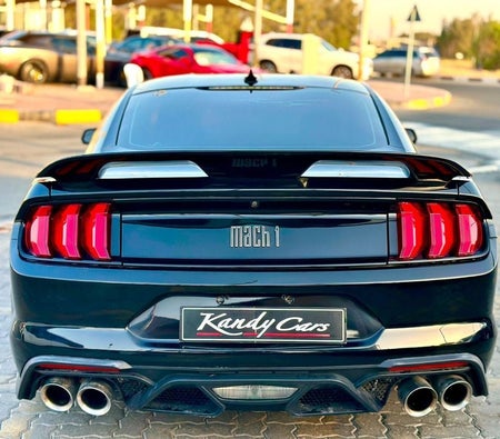 Черный Ford Mustang 2021 год Черный Ford Mustang 2021 год