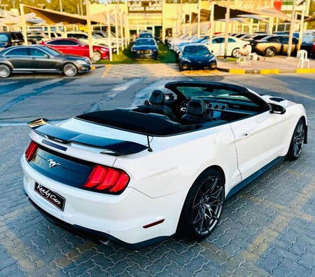 White Ford Mustang 2022