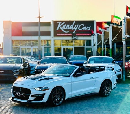 Белый Ford Mustang 2022 год Белый Ford Mustang 2022 год