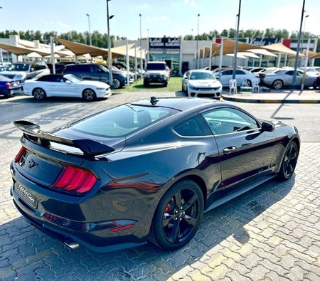 Серый Ford Mustang 2022 год Серый Ford Mustang 2022 год