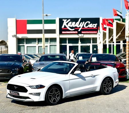 Белый Ford Mustang 2022 год Белый Ford Mustang 2022 год