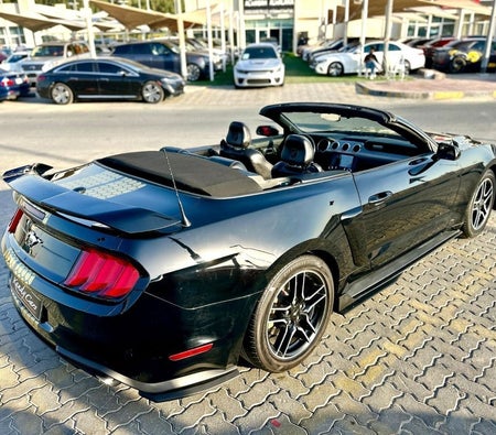 Черный Ford Mustang 2022 год Черный Ford Mustang 2022 год
