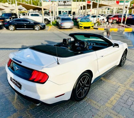 Белый Ford Mustang 2023 год Белый Ford Mustang 2023 год