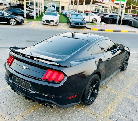 Черный Ford Mustang 2023 год Черный Ford Mustang 2023 год