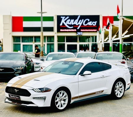 Белый Ford Mustang 2023 год Белый Ford Mustang 2023 год