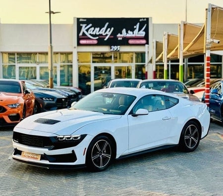 Белый Ford Mustang 2024 год Белый Ford Mustang 2024 год