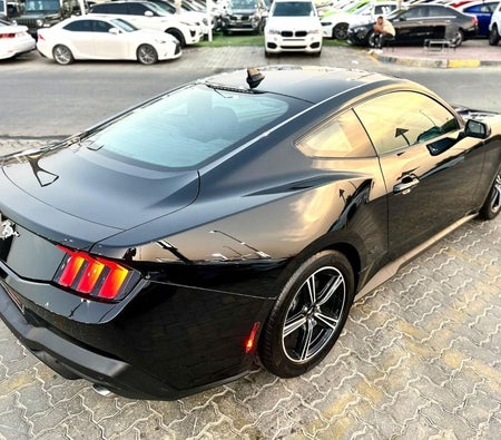 Black Ford Mustang 2024
