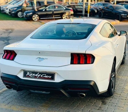 Белый Ford Mustang 2024 год Белый Ford Mustang 2024 год