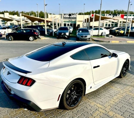 Белый Ford Mustang 2025 год Белый Ford Mustang 2025 год