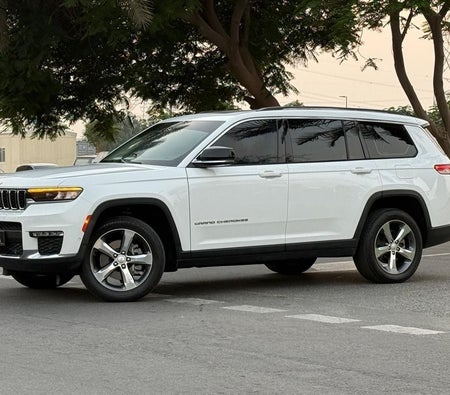 Белый Jeep Grand Cherokee 2022 год Белый Jeep Grand Cherokee 2022 год