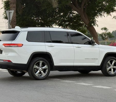 Белый Jeep Grand Cherokee 2022 год