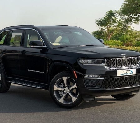 Черный Jeep Grand Cherokee 2025 год Черный Jeep Grand Cherokee 2025 год