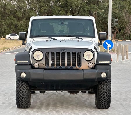Белый Jeep Wrangler 2017 год Белый Jeep Wrangler 2017 год
