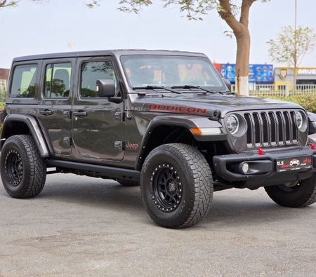 Серый Jeep Wrangler Unlimited 2022 год Серый Jeep Wrangler Unlimited 2022 год
